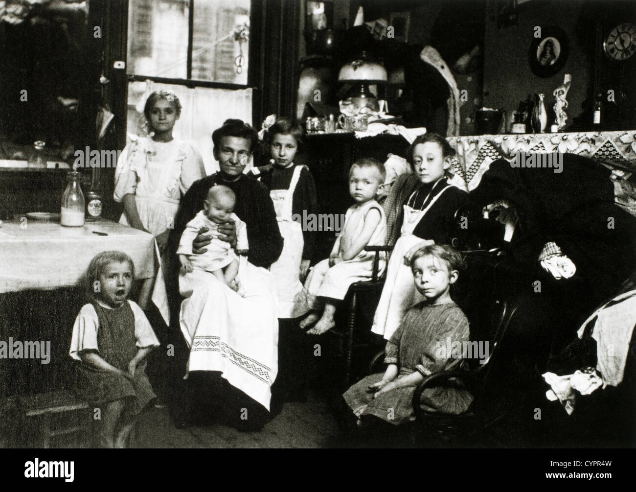Madre e bambini in Tenement Apartment, Ritratto, New York, USA, 1910 Foto Stock