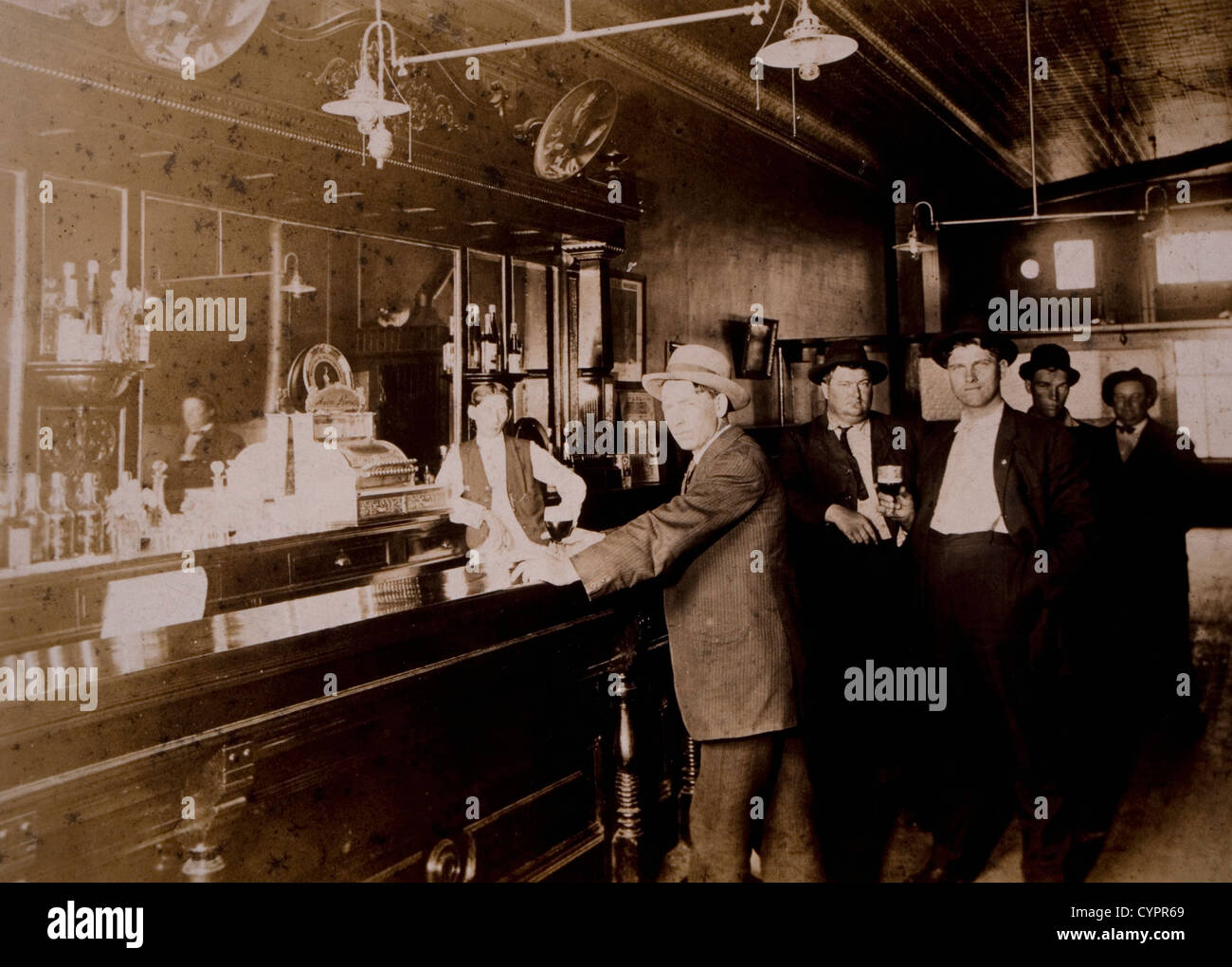 Gli uomini di bere in bar, USA, circa 1910 Foto Stock
