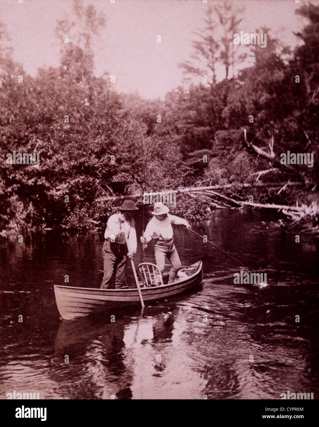 Due ragazzi di pesca in canoa nel fiume, USA, albume Foto Stereo, circa 1898 Foto Stock