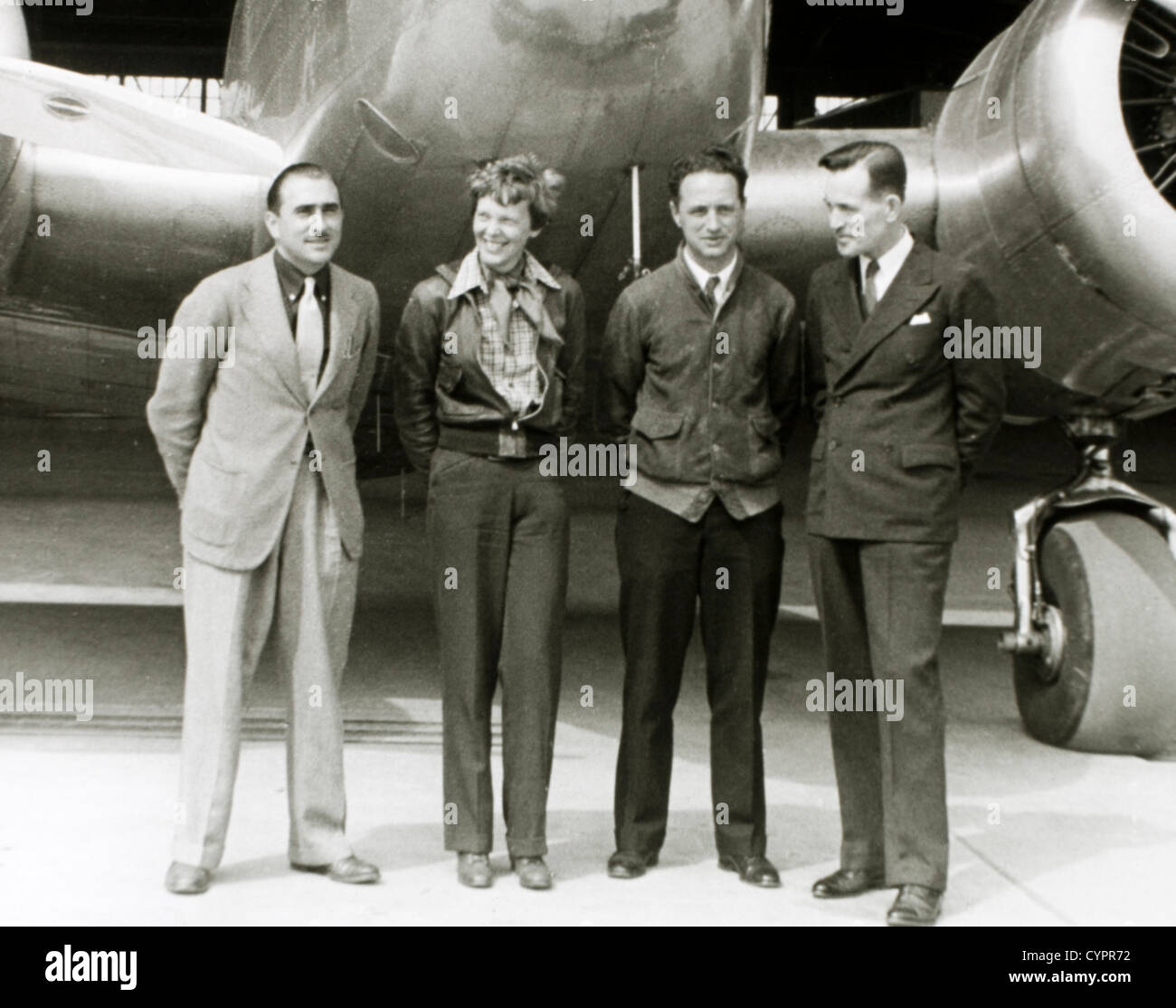 Amelia Earhart in piedi con Paolo Mosa, Harry Manning & Fred Noonan nella parte anteriore del velivolo, dall'Aeroporto di Honolulu, 20 marzo 1937 Foto Stock