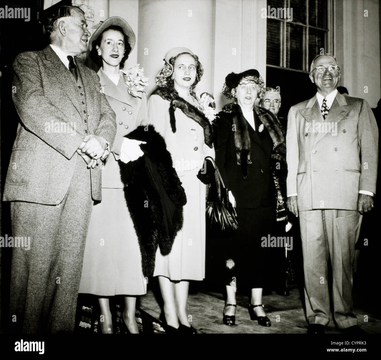 Il presidente americano Harry Truman, moglie Bess e la figlia Margherita, con Alben Barkley e figlia dopo Re-Election, 5 novembre 1948 Foto Stock