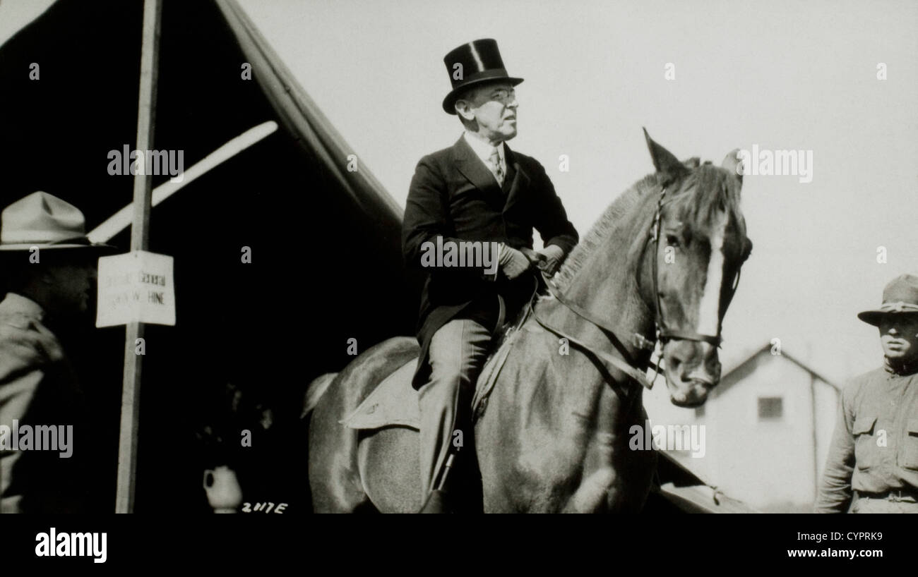 Presidente Woodrow Wilson visitando Army Camp a cavallo, Sea Girt, New Jersey, USA, 1917 Foto Stock