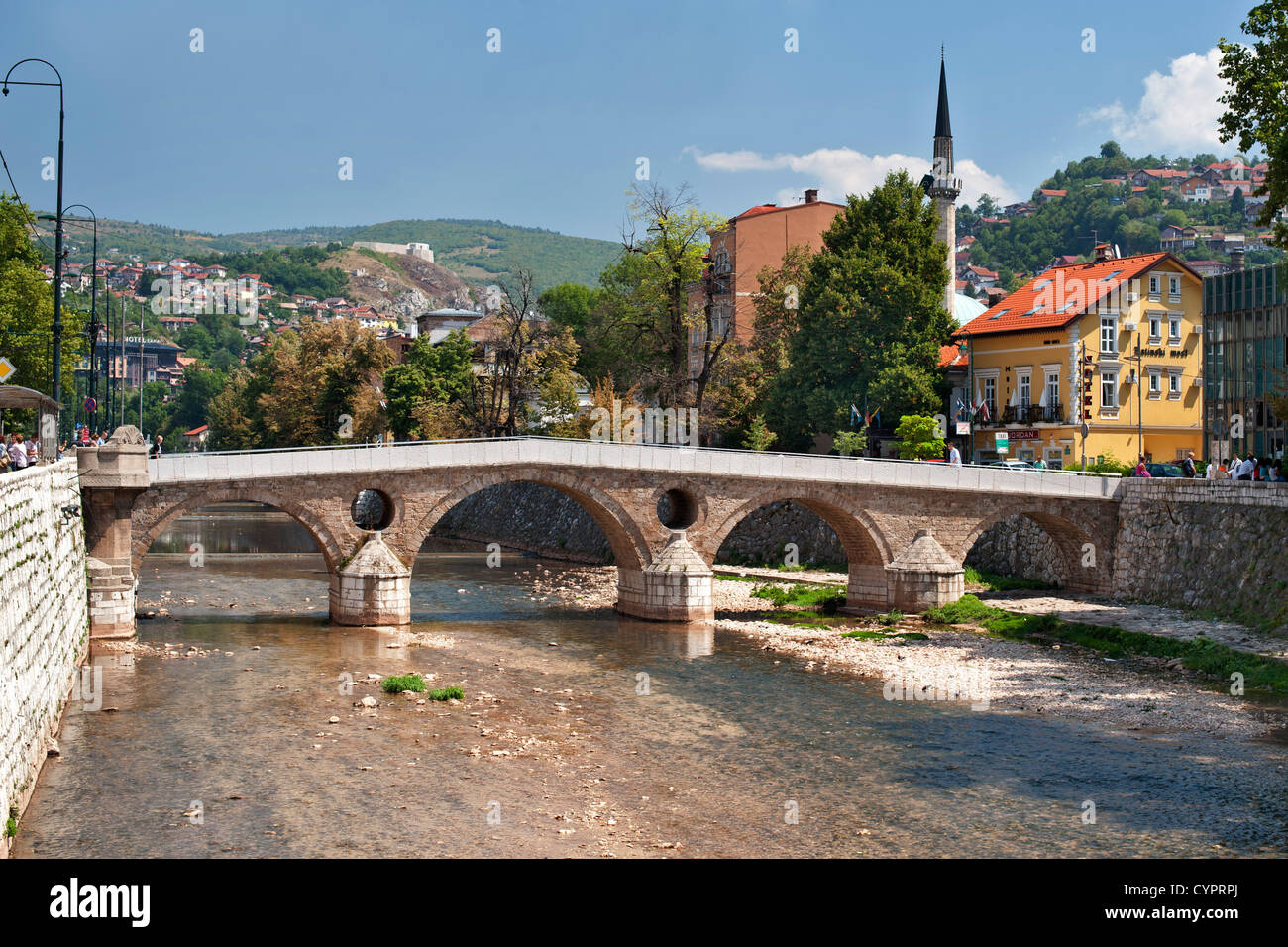 Il ponte di Latina, una storica Ottoman ponte sopra il fiume Miljacka a Sarajevo, Foto Stock