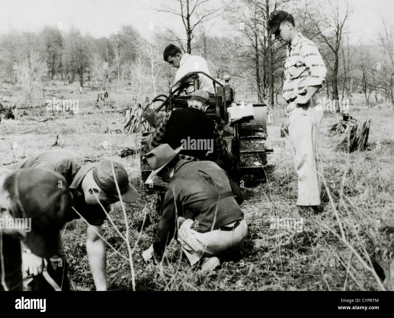 Conservazione civile Corps lavoratori rifiuti riforestazione Terra, Allegheny National Forest, Pennsylvania, USA, circa 1934 Foto Stock