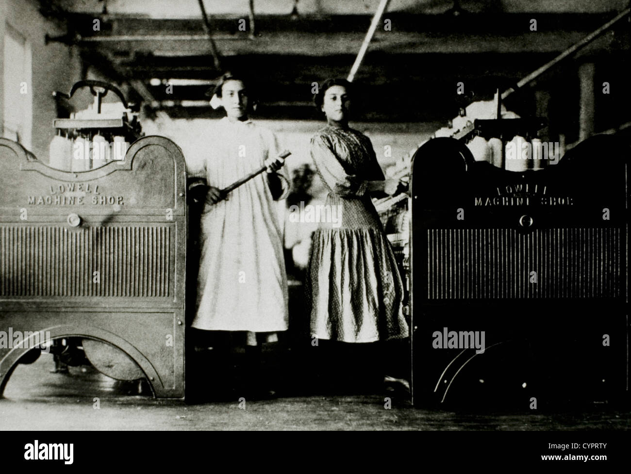 Due giovani lavoratori Ragazza in un mulino, 1910 Foto Stock