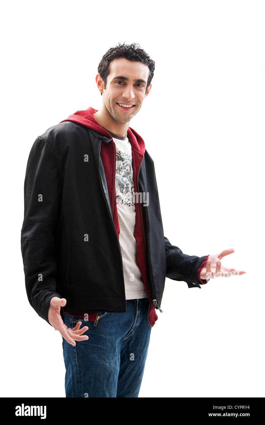 Cool bello sorridente maschio di indossare una felpa con cappuccio rosso, nero e il cappotto di jeans, con le mani aperte, isolato Foto Stock