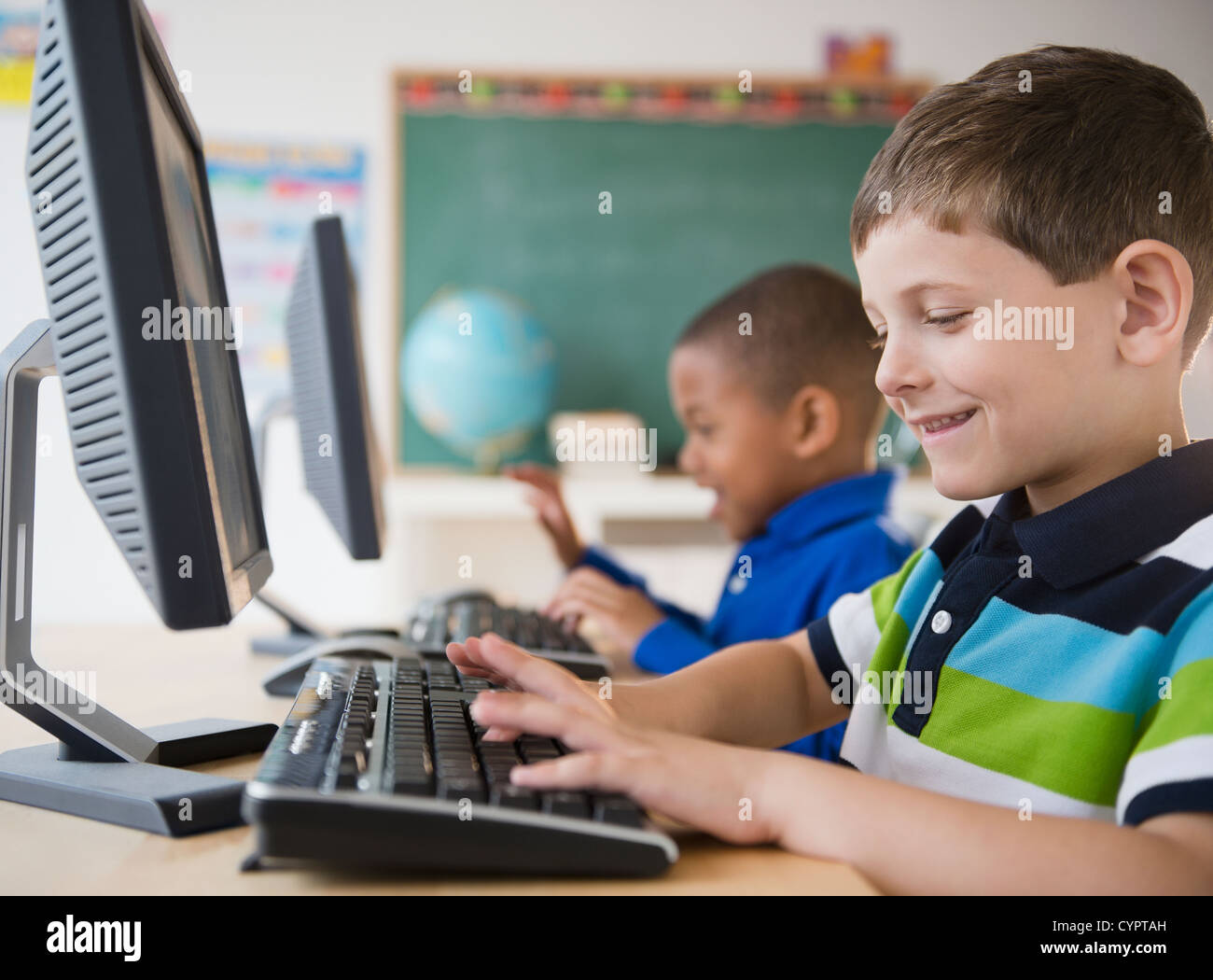 Studenti Computer Studenti delle scuole elementari che usano il computer immagini e ...
