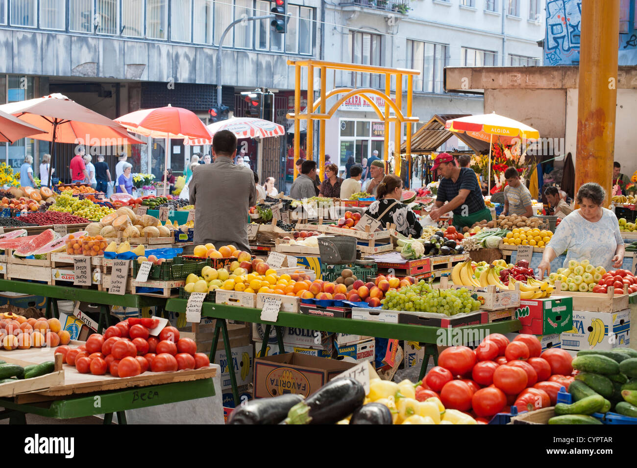 Mercato di frutta e verdura a Sarajevo. Foto Stock