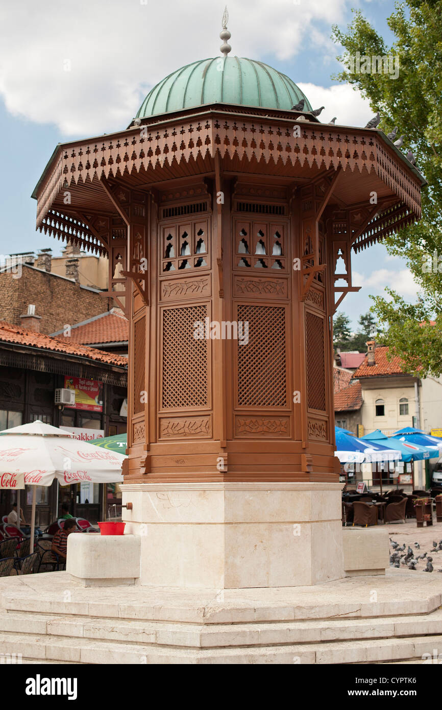 Il Sebilj, una tavola di legno e pietra fontana nella piazza Baščaršija a Sarajevo in Bosnia Erzegovina. Foto Stock