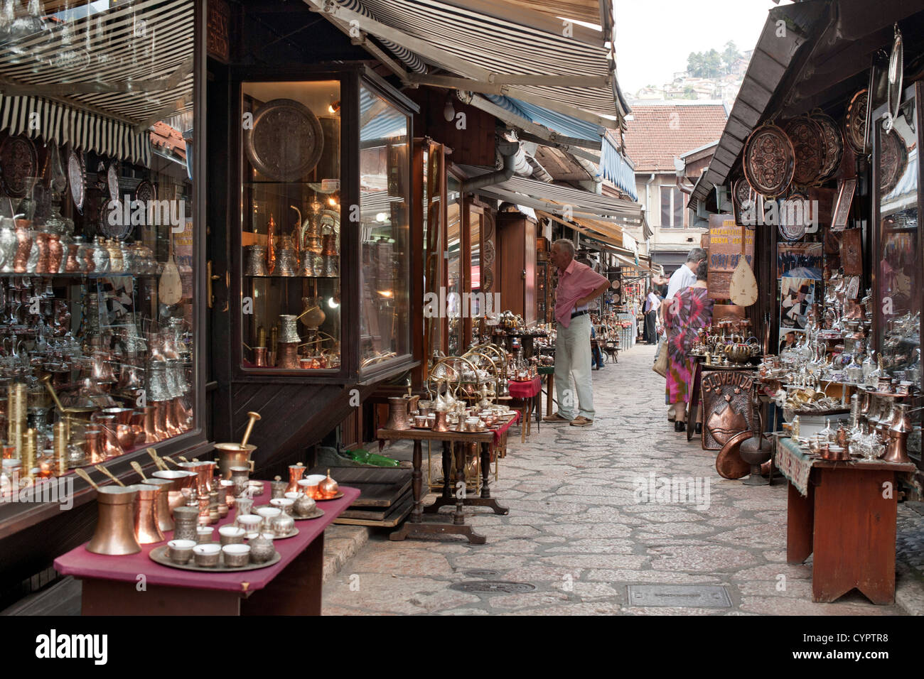 Bancarelle e negozi nelle strade laterali della Baščaršija (bazaar) a Sarajevo in Bosnia Erzegovina. Foto Stock