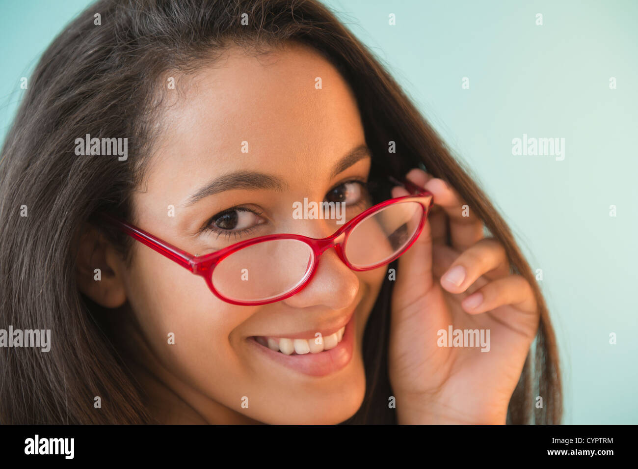 Adolescente ispanica in rosso occhiali Foto Stock
