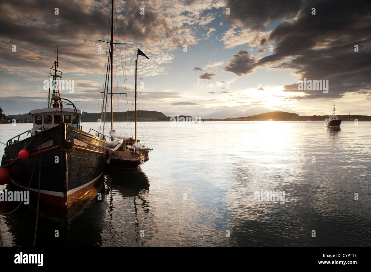 Barca a vela in Oban Harbour su una sera d'estate. Regno Unito Foto Stock