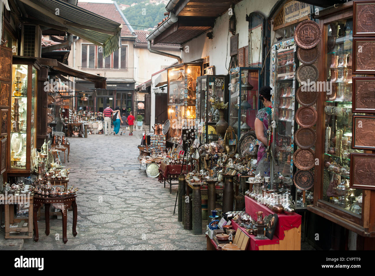 Bancarelle e negozi nelle strade laterali della Baščaršija (bazaar) a Sarajevo in Bosnia Erzegovina. Foto Stock