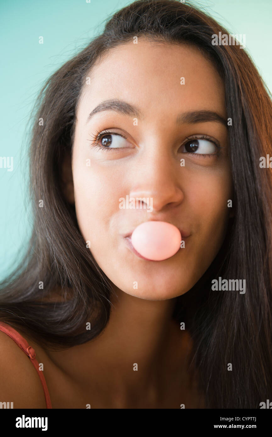 Adolescente ispanica bolla di soffiaggio con gomma Foto Stock