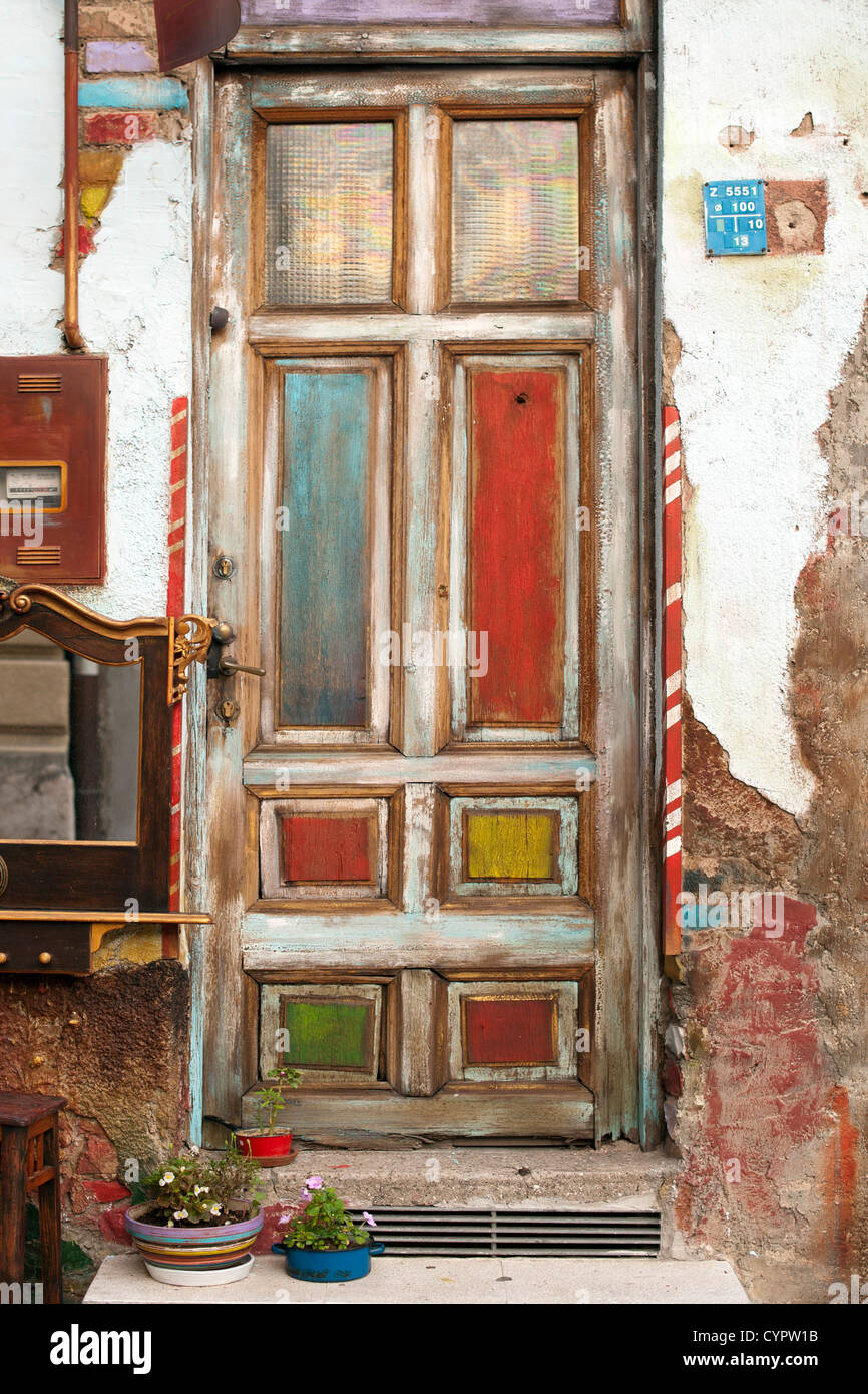 Un colorato porta di legno in una strada laterale a Sarajevo. Foto Stock