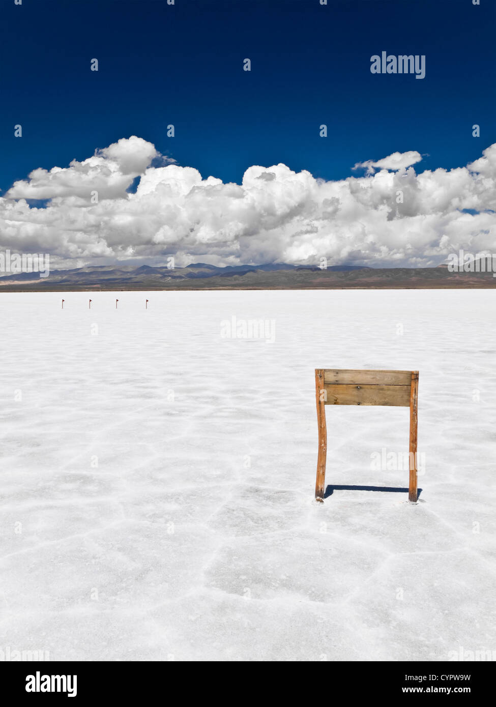 Un cartello in legno inchiodati in un enorme campo di sale. Foto Stock