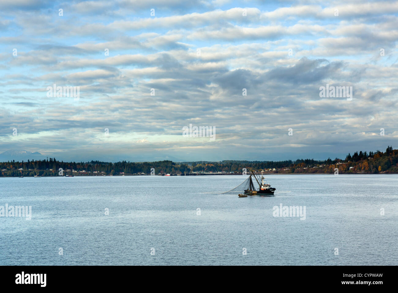 Barca da pesca off Penisola Olimpica visto da Washington State Ferry, Puget Sound tra Edmonds e Kingston, Washington, Stati Uniti d'America Foto Stock