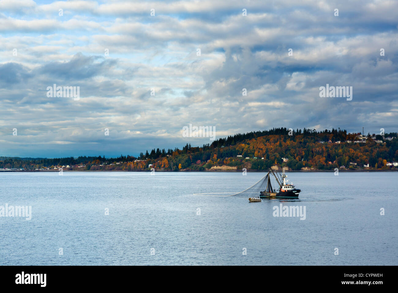 Barca da pesca off Penisola Olimpica visto da Washington State Ferry, Puget Sound tra Edmonds e Kingston, Washington, Stati Uniti d'America Foto Stock