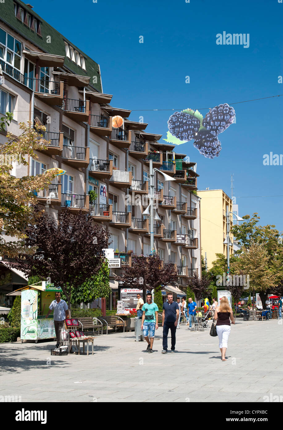 I pedoni a piedi lungo Boulevard Nene Tereza a Pristina, la capitale della Repubblica del Kosovo. Foto Stock