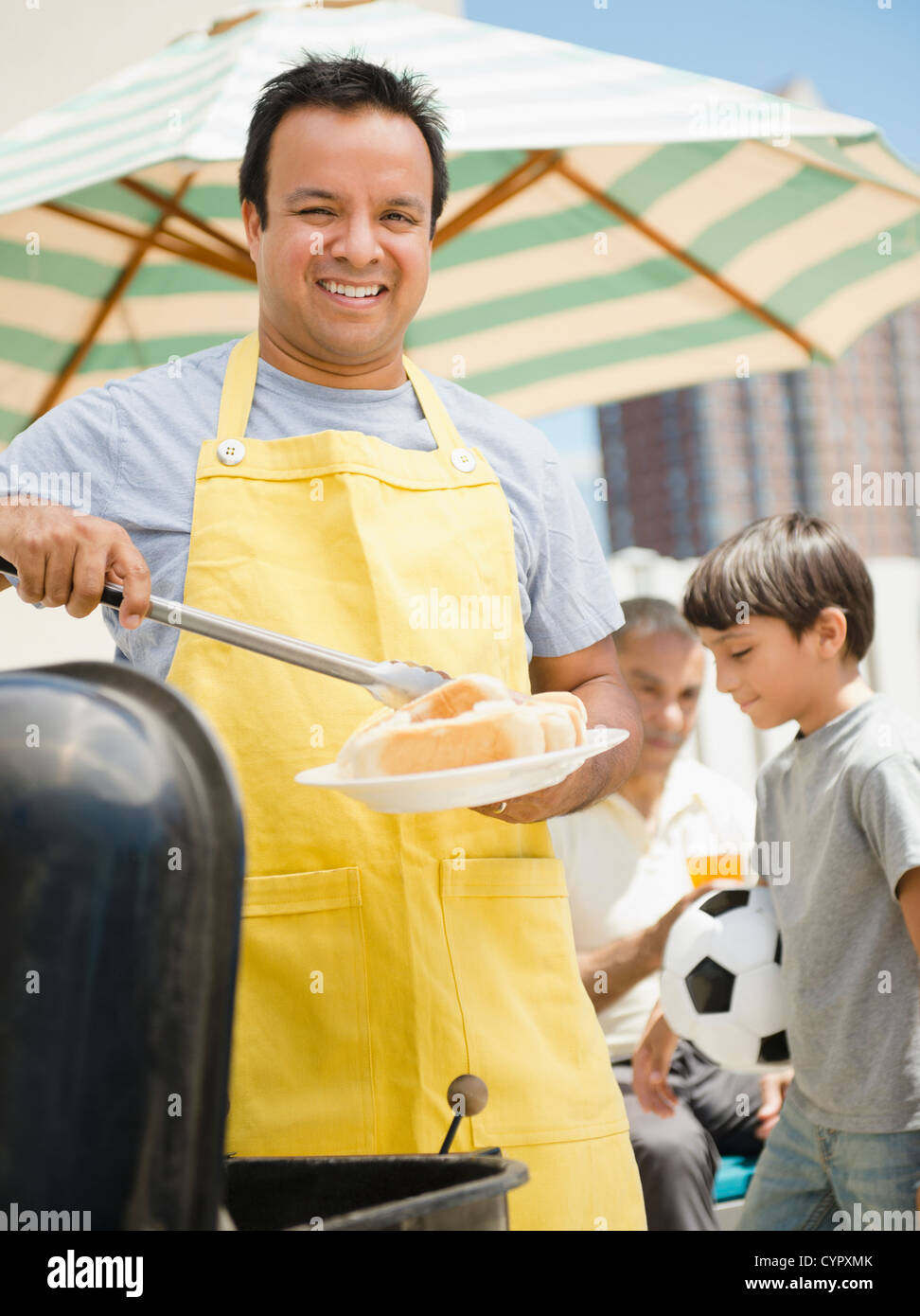 Ispanico padre e figlio a barbecue Foto Stock