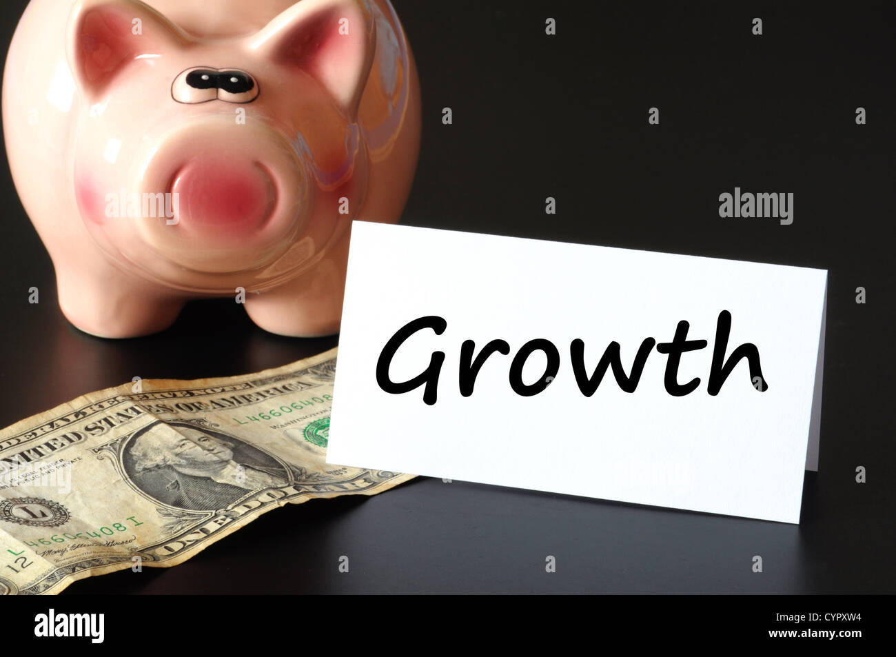 Finanziario o economico il concetto di crescita con il salvadanaio su sfondo nero Foto Stock
