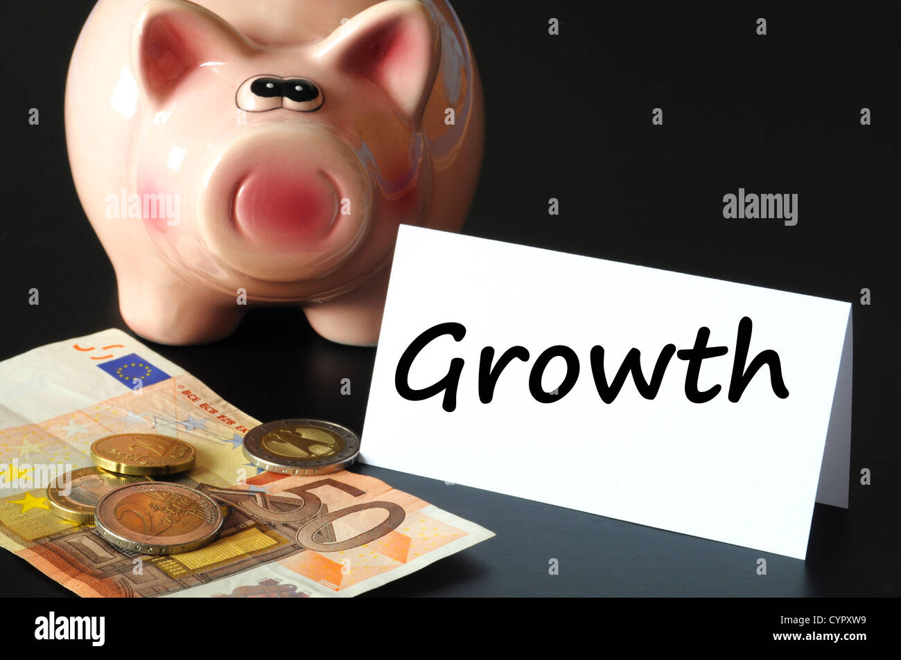 Finanziario o economico il concetto di crescita con il salvadanaio su sfondo nero Foto Stock