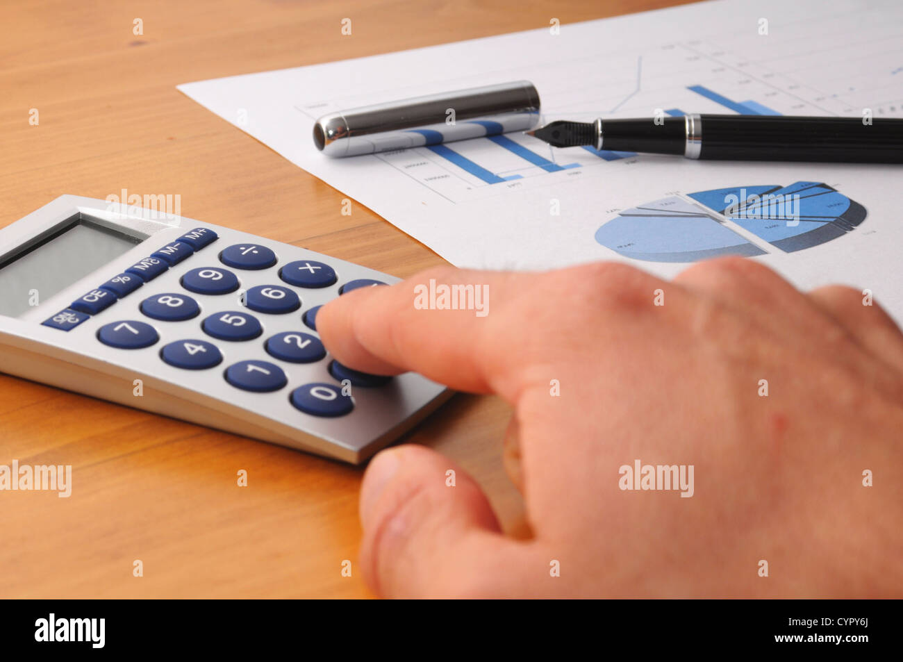 Della carta di lavoro su Office con le informazioni aziendali Foto Stock