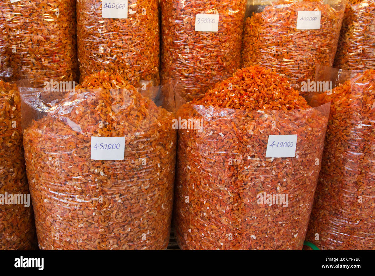 Sacchetti di gamberetti essiccati (gamberetti) al Mercato di Binh Tay, in Ho Chi Minh City Vietnam. Foto Stock