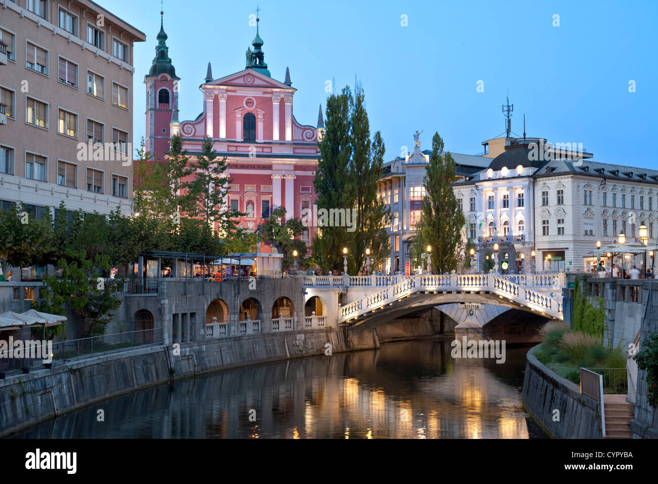 Chiesa francescana dell'Annunciazione e la tripla ponte sopra il fiume Ljubljanica a Lubiana, capitale della Slovenia. Foto Stock