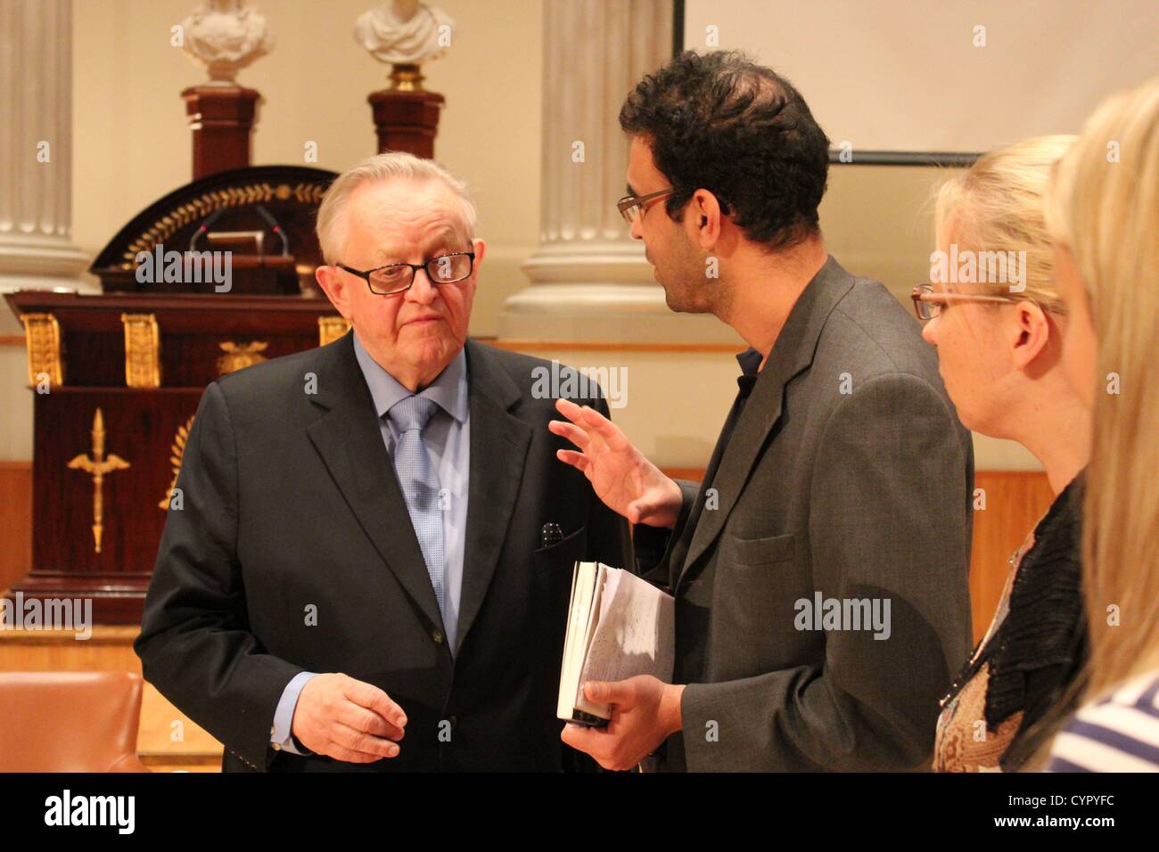 Premio Nobel per la Pace 2008 Martti Ahtisaari presso l' Università di Helsinki, Finlandia, 8 novembre 2012. Ahtisaari ha incontrato il pubblico dopo il panel di discussione sulla gestione delle crisi e la politica internazionale. Foto Stock