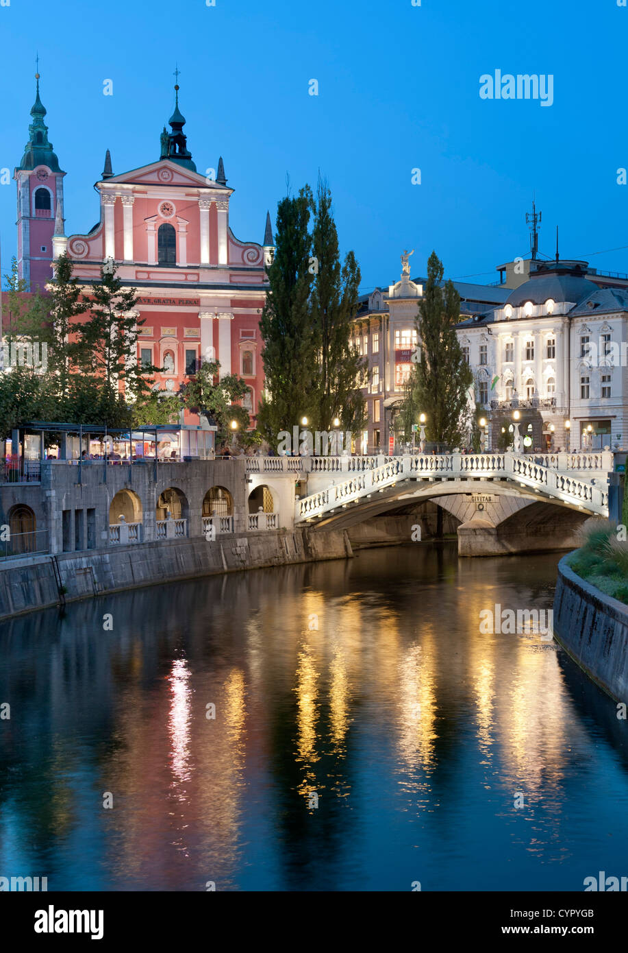 Chiesa francescana dell'Annunciazione e la tripla ponte sopra il fiume Ljubljanica a Lubiana, capitale della Slovenia. Foto Stock