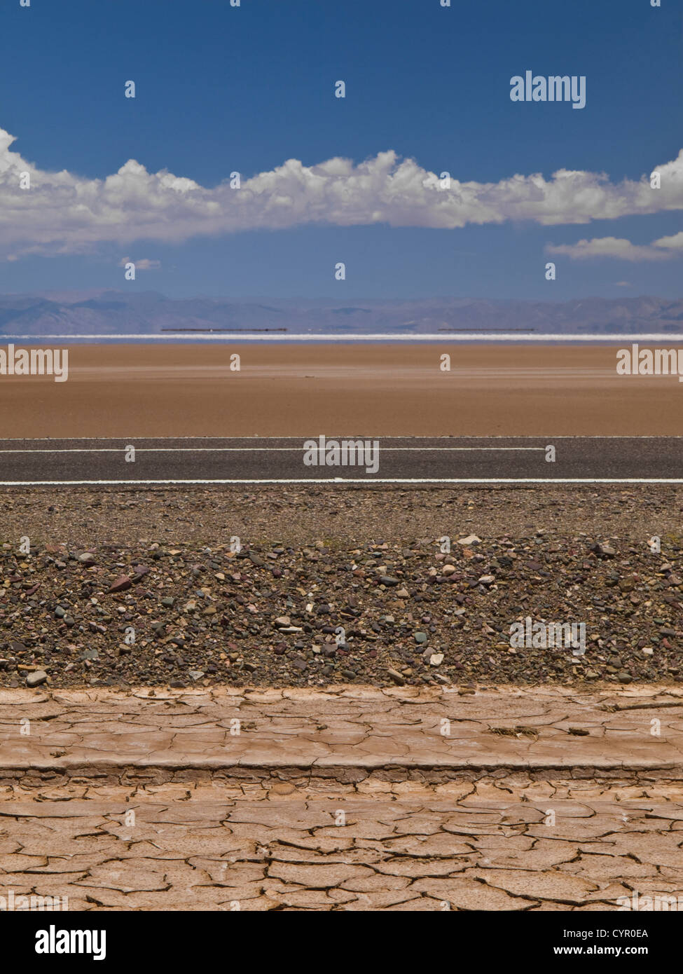 Un insieme di diversi strati geologici in un deserto vicino a un campo di sale. Foto Stock
