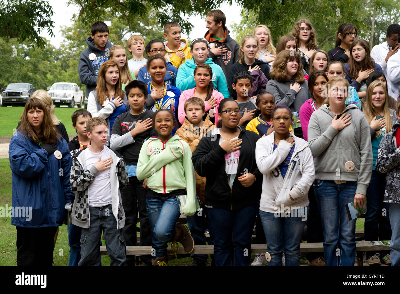 Gruppo multiculturale del Texas studenti di scuola materna a recitare giuramento di fedeltà durante la gita a rurale Milam County TX Foto Stock Gruppo multiculturale del Texas studenti di scuola materna a recitare giuramento di fedeltà durante la gita a rurale Milam County TX Foto Stock