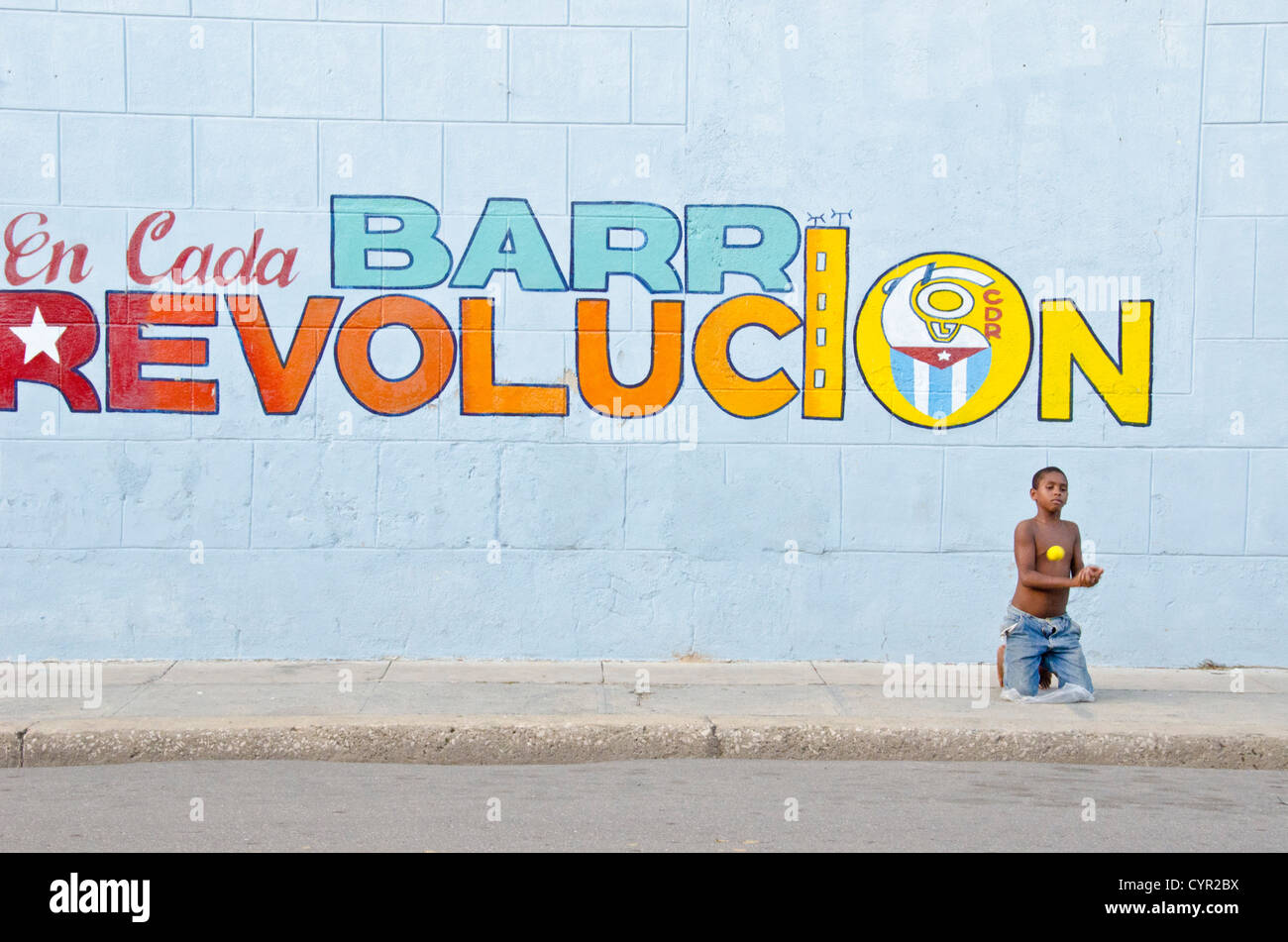 Ragazzo cubano a giocare a baseball in Cienfuegas, Cuba Foto Stock