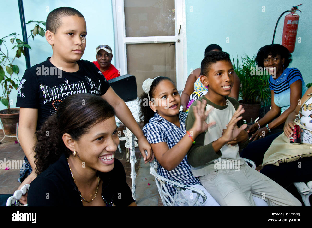 I bambini cubani eseguire e riprodurre in Cienfuegas, Cuba Foto Stock