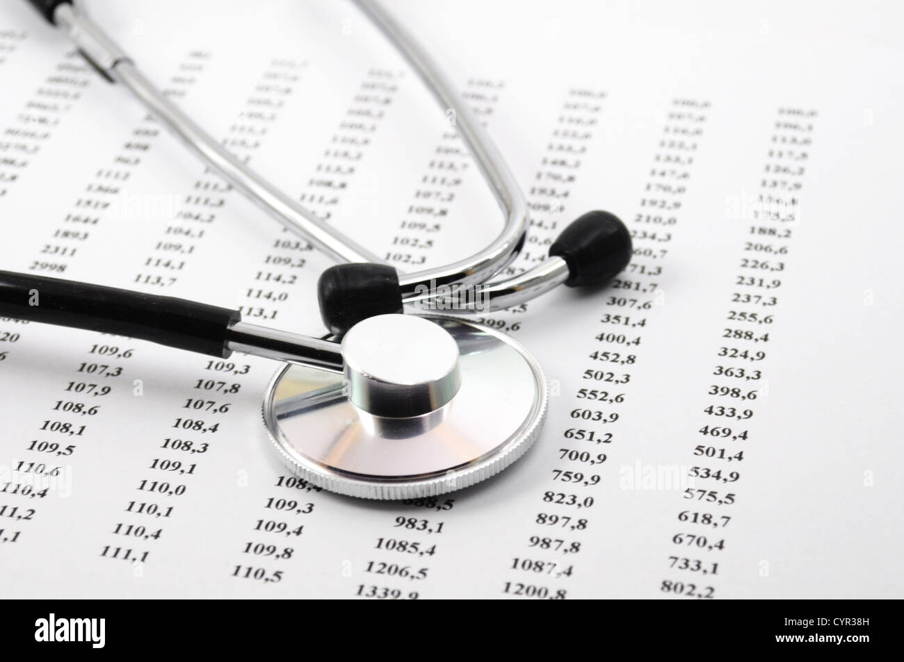 Uno stetoscopio su dati medici che mostra medici o concetto ospedale Foto Stock