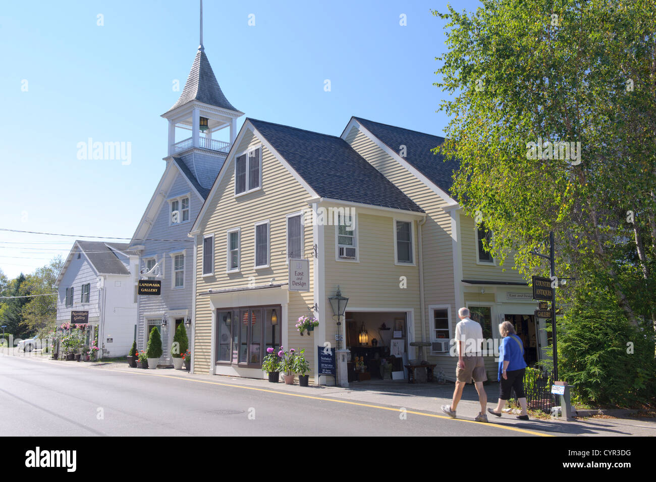 Giovane camminando sulla Ocean Avenue, Kennebunkport, Maine, Stati Uniti d'America. Foto Stock