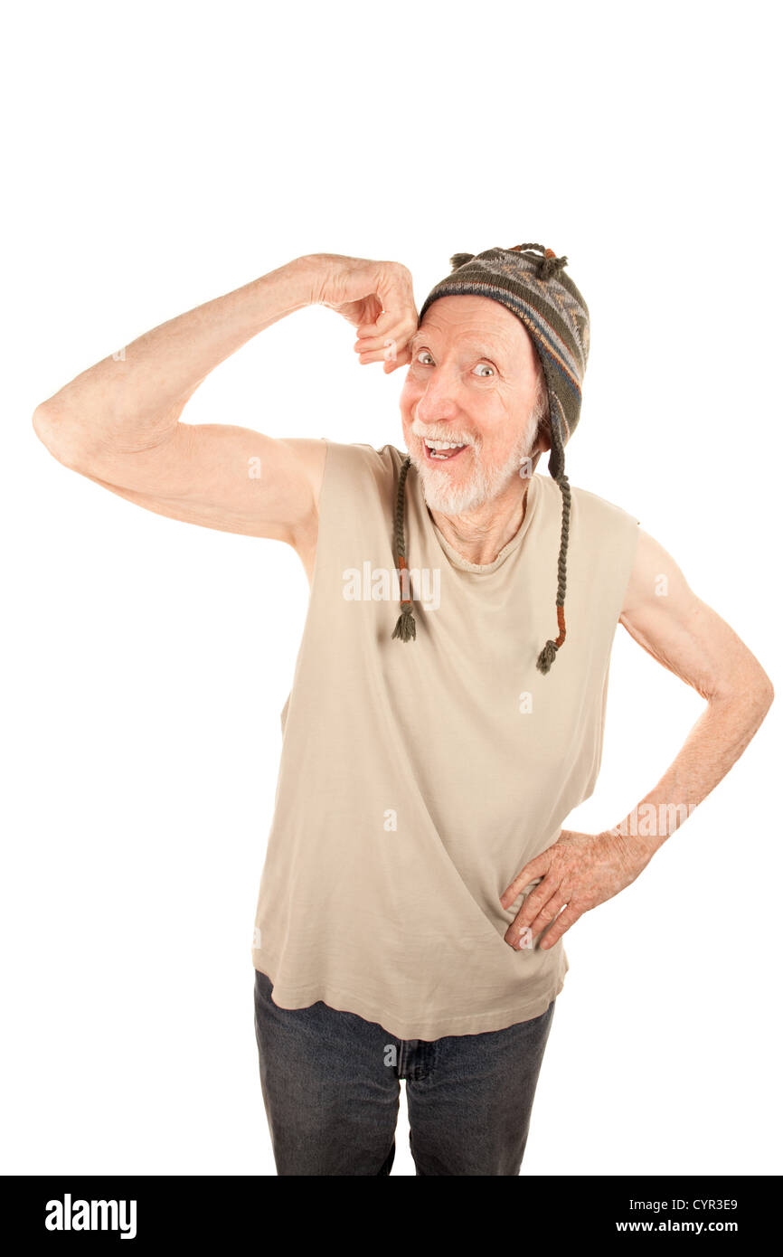 Senior eccentrico uomo in Berretto in maglia flettendo il suo muscolo Foto Stock