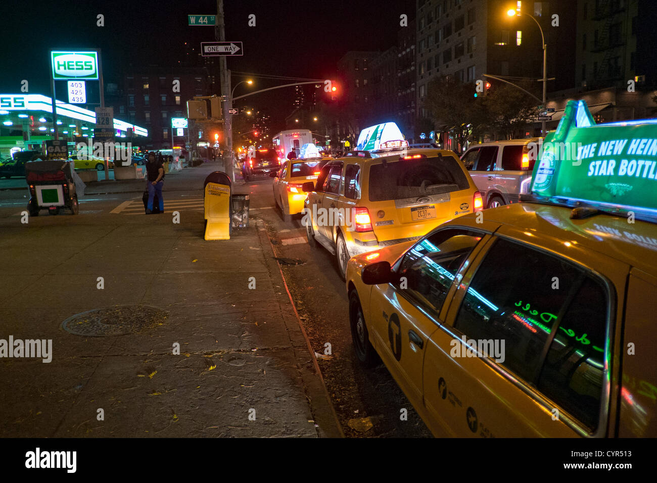 November 8, 2012, New York, NY, USA. Ore prima il razionamento del gas è quello di iniziare a New York City, conducenti di taxi in fila per riempire i loro serbatoi a Hess stazione di benzina in Hell's Kitchen. Foto Stock