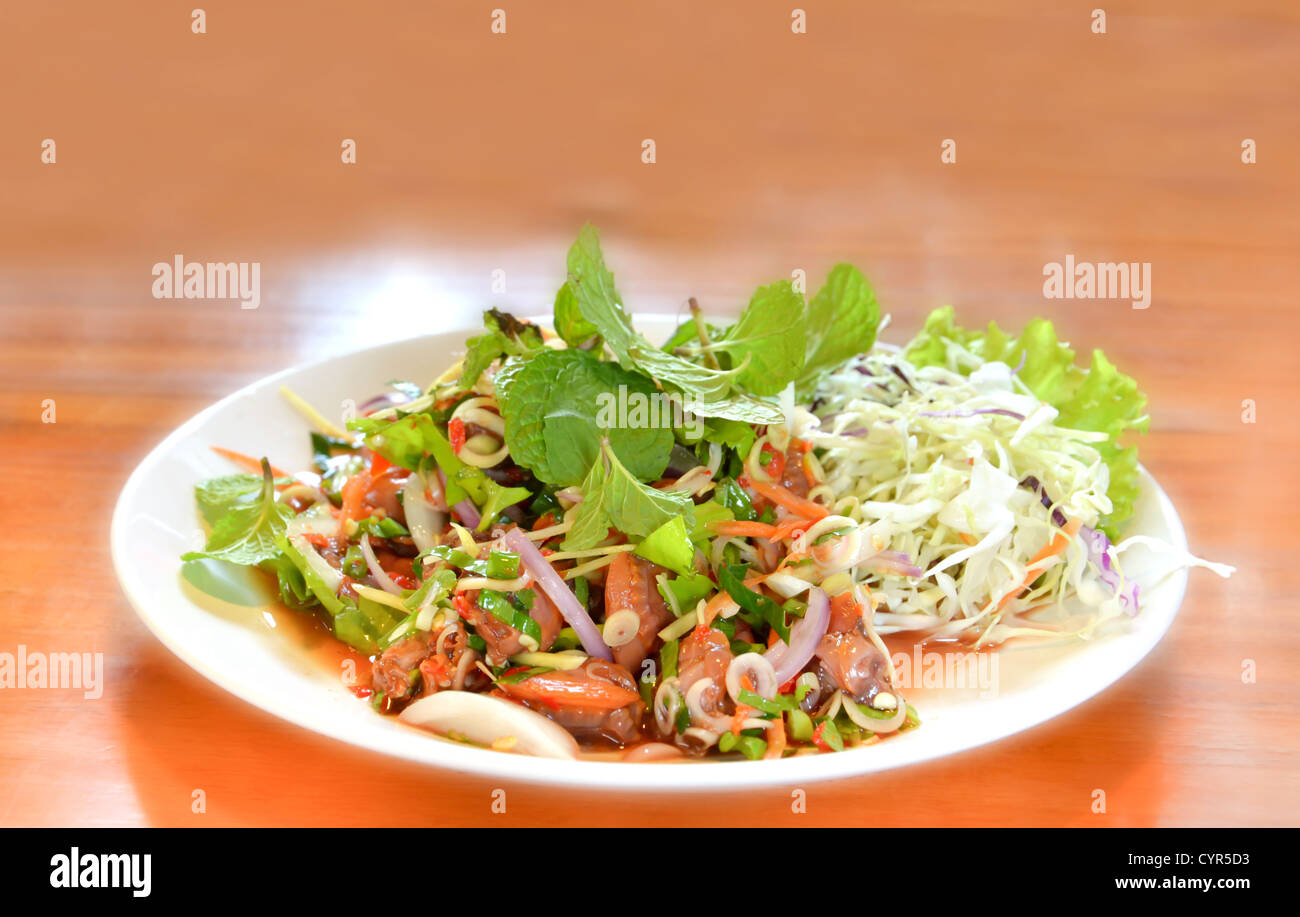 Thai piccante insalata di cardidi , servita con verdure fresche Foto Stock