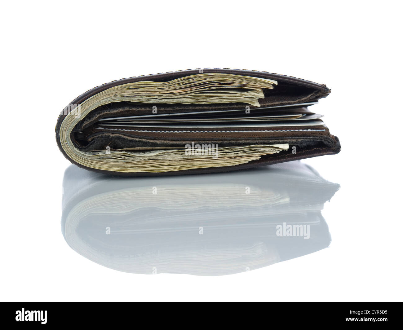 Un portafoglio in pelle pieno di dollari isolato su bianco. Foto Stock