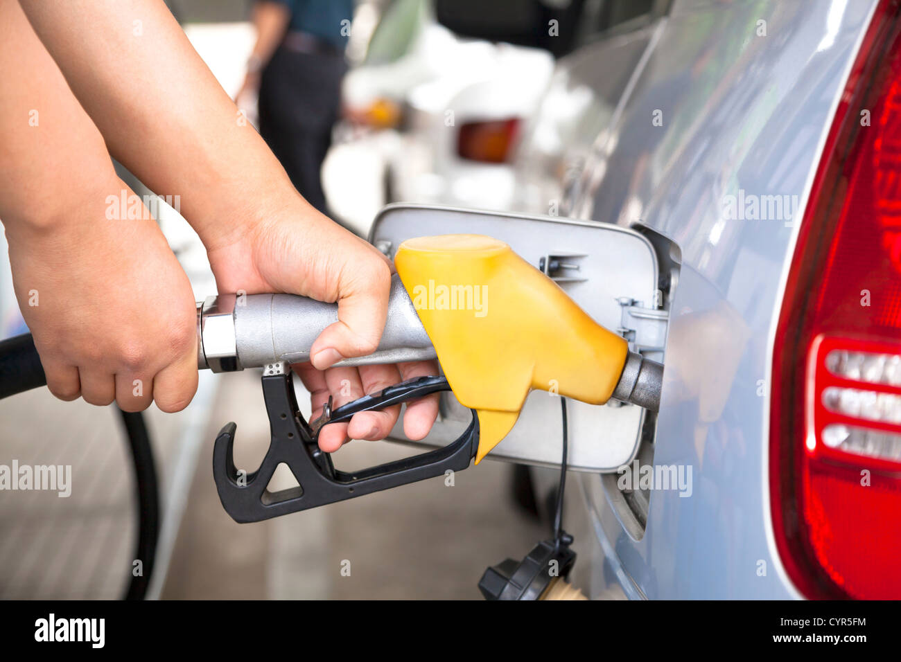 Ricarica a mano la vettura di carburante stazione di riempimento Foto Stock