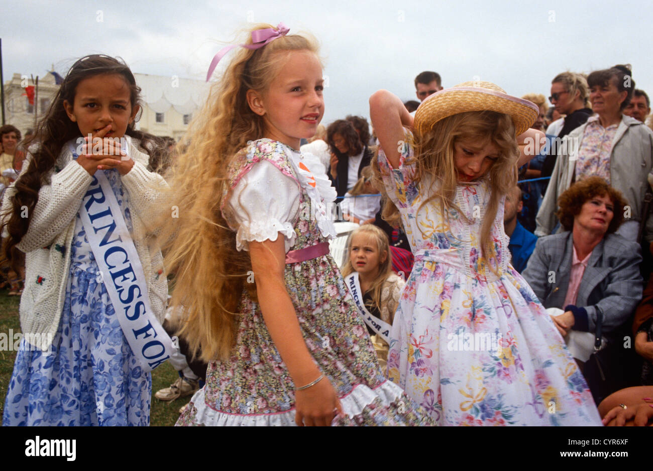 Principesse di carnevale con folla locale al concorso per Torbay carnevale della principessa e la regina durante la cittadina di mare giusto. Foto Stock