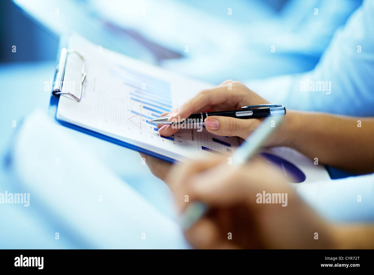 Close-up di imprenditrice mano con la scrittura del documento durante la conferenza Foto Stock