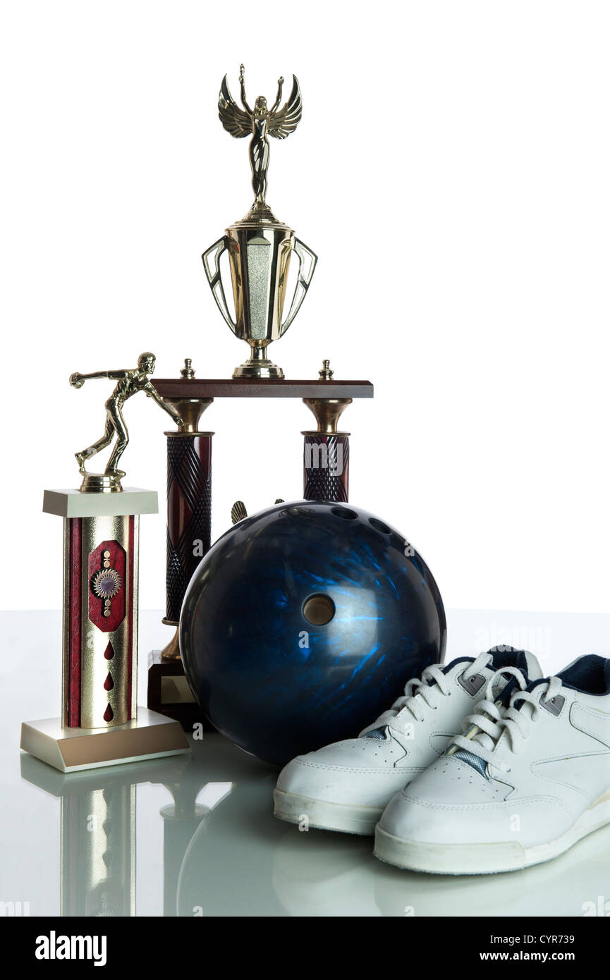 Palla da bowling, scarpe e trofei isolato su uno sfondo bianco e poggiante su un bianco riflettente piano tavolo Foto Stock