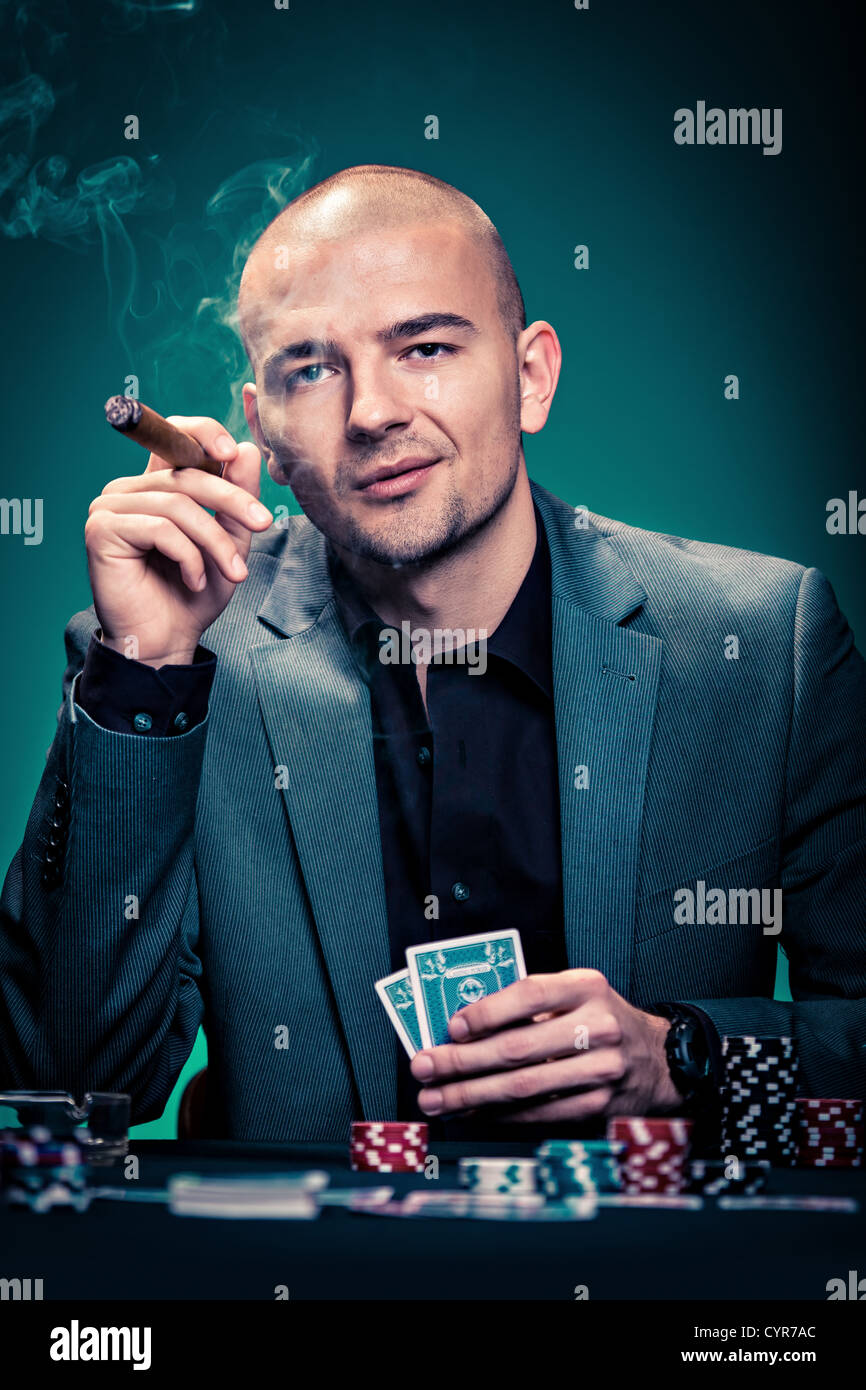 Un giovane uomo di giocare a poker Foto Stock