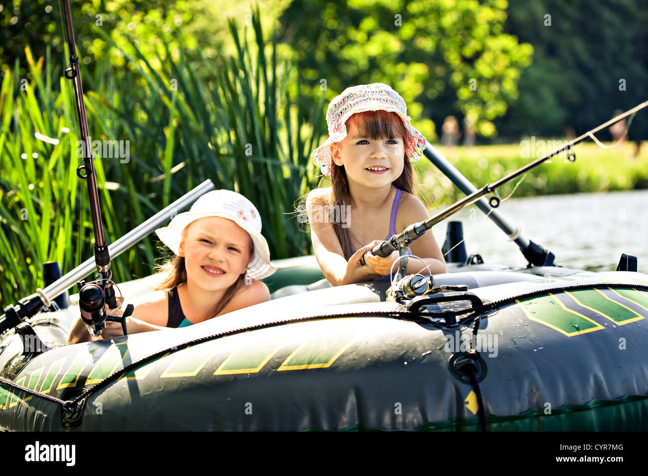 Bambine di pesca sul lago in estate Foto Stock