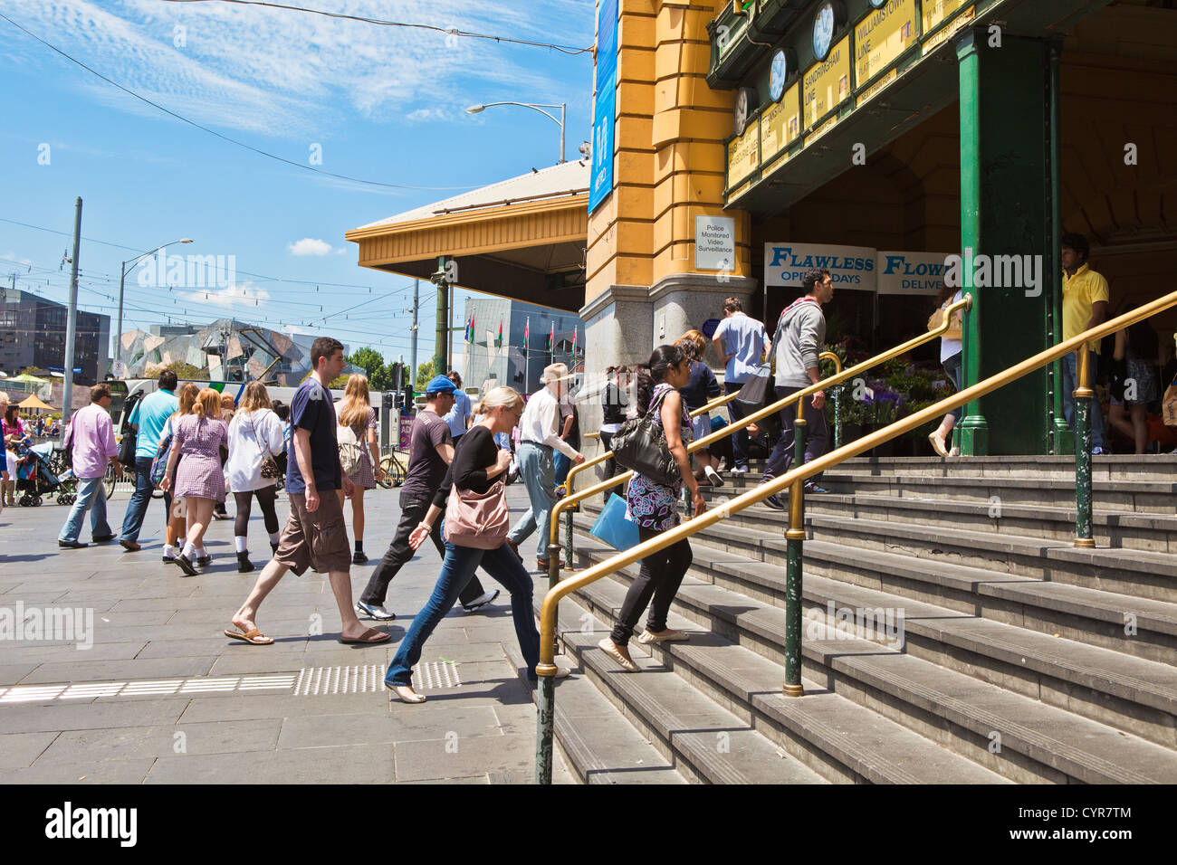 Il famoso Flinders Street Stazione ferroviaria on Swanston st Melbourne Victoria Australia con la folla di persone sulle strade. Foto Stock