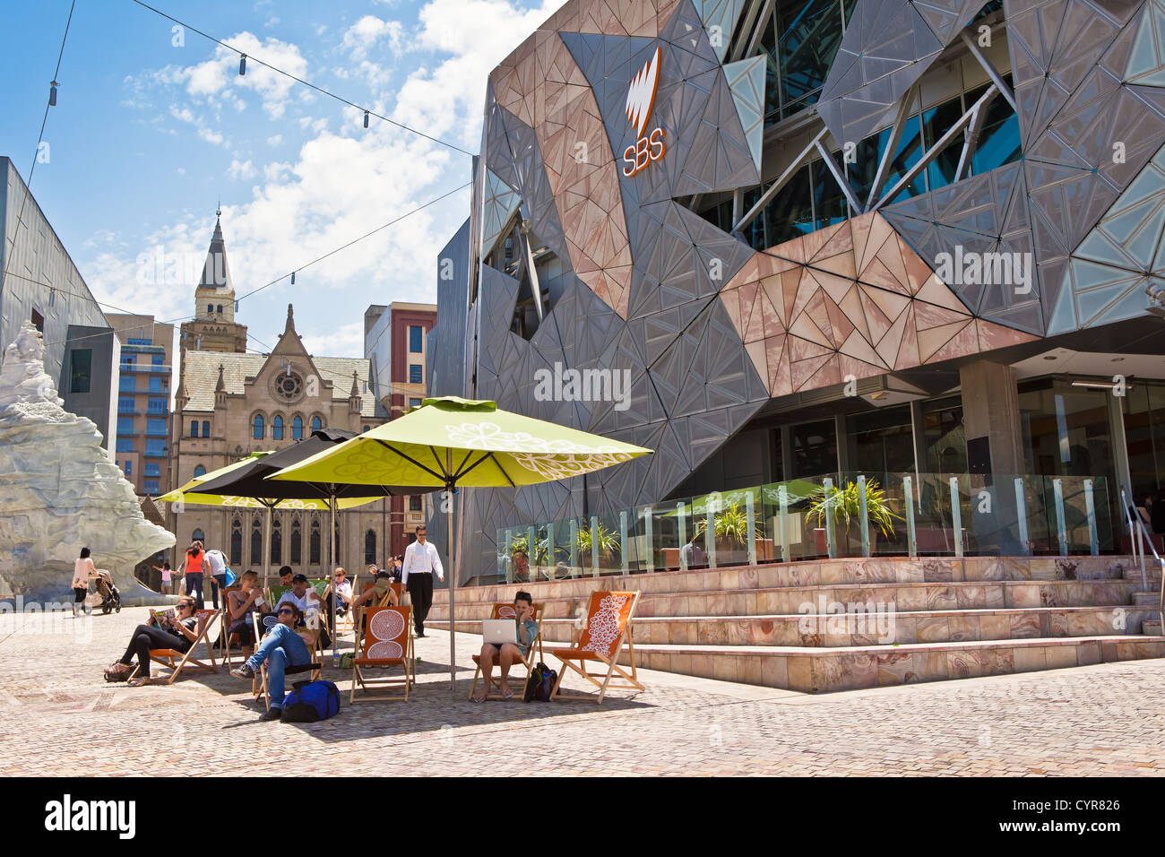 Nel centro di Melbourne, Federation Square sulla giornata di sole in estate. destinazione di viaggio in Victoria Australia Foto Stock
