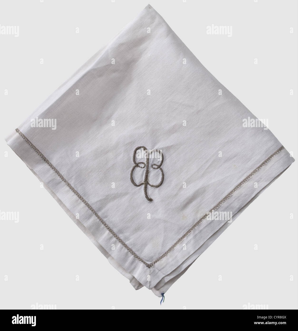 EVA Braun, sei tovaglioli dalla sua casa a Wasserburger Straße 12 Damasco di seta bianca di qualità migliore - ciascuno con un monogramma a foglia di cloverleaf ricamato 'EB' in grigio-argento sul bordo inferiore destro, in continuo apertura. Due esemplari leggermente sbiaditi. 26 x 26 cm,storico,storico,anni trenta,anni trenta,XX secolo,NS,nazionalsocialismo,nazismo,terzo Reich,Germania,Tedesco,Socialista Nazionale,nazista,periodo nazista,fascismo,belle arti,arte,oggetto d'arte,oggetti d'arte,artistici,preziosi,da collezione,oggetti da collezione,oggetti da collezione,rarità,rarit,diritti aggiuntivi non disponibili Foto Stock